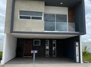 Casa · 238m² · 4 Recámaras · 2 Estacionamientos · Hermosa Casa en Venta en La Perla - Aguascalientes