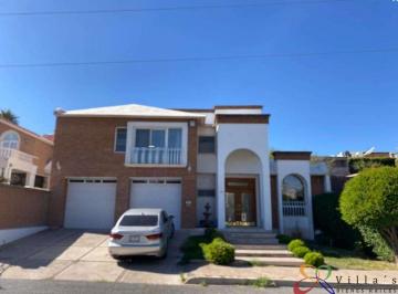 Casa de 3 habitaciones, Chihuahua · Residencia Dentro de Club Campestre 2 Plantas con Elevador