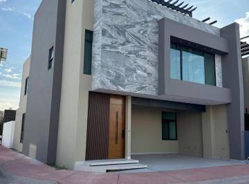 Casa de 4 habitaciones, Irapuato · Casa en Venta en El Fracc. Lombardía, Irapuato, Guanajuato