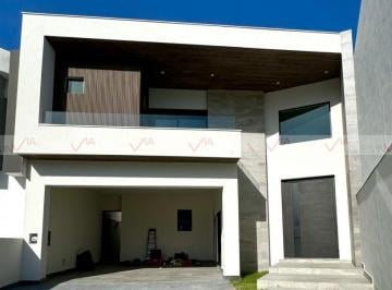 Casa · 500m² · 3 Recámaras · 2 Estacionamientos · Casa en Venta en El Uro Colonia Privada