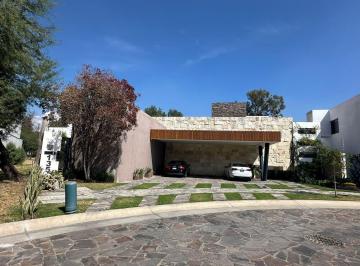 Casa · 577m² · 2 Recámaras · 6 Estacionamientos · Casa en Venta de Una Planta en Bosque Azul, León, Guanajuato