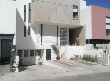Casa · 340m² · 4 Recámaras · 5 Estacionamientos · Casa en Renta Amueblada en Zibata