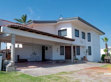 Casa · 830m² · 4 Recámaras · 4 Estacionamientos · Casa en Venta en San Bernardino, Tlaxcalancingo.