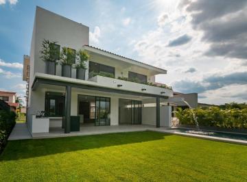 Casa · 410m² · 4 Recámaras · 3 Estacionamientos · Casa en Fraccionamiento Paraíso Country Club, Emiliano Zapata, Morelos
