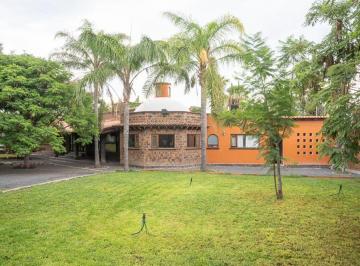 Casa en condominio · 369m² · 3 Recámaras · 8 Estacionamientos · Casa en Venta Gran Propiedad 1 Piso Colinas del Bosque