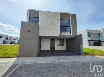 Casa · 265m² · 3 Recámaras · 2 Estacionamientos · Casa Moderna en Fraccionamiento Cerrado con Acabados de Lujo - Zona Mayorazgo