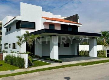 Casa · 340m² · 3 Recámaras · 3 Estacionamientos · Residencia en Venta en Club de Golf Paraíso Country Club