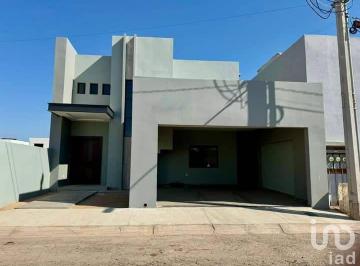 Casa · 200m² · 3 Recámaras · 2 Estacionamientos · Casa en Venta Zona Dorada, Privada Villas San Ángel, Recién Construida con Recámara en Planta Baja