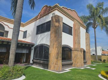 Casa · 480m² · 4 Recámaras · 8 Estacionamientos · Residencia Estilo Hacienda Juriquilla
