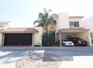 Casa · 331m² · 3 Recámaras · 2 Estacionamientos · Venta Casa en Portón Santa Clara Al Norte de La Ciudad Bi