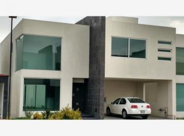 Casa · 240m² · 3 Recámaras · 2 Estacionamientos · Casa en Renta en Las Jaras