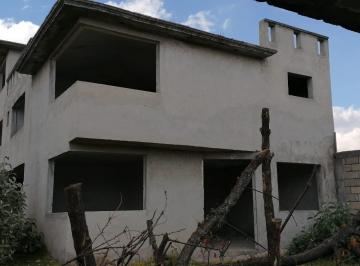 Casa · 174m² · 5 Recámaras · 4 Estacionamientos · Casa en Venta por Cacalomacan/el Refugio