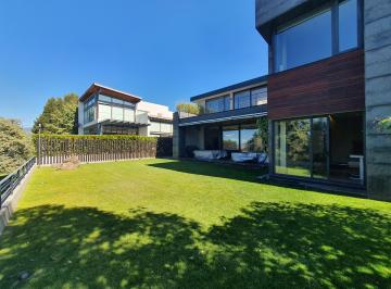 Ubicada a 3 minutos del acceso principal del Residencial y Club de Golf Los Enci · Casa Moderna con Jardín en Residencial y Club de Golf Los Encinos, Lerma