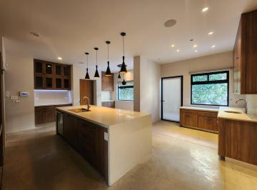 Casa de 3 habitaciones, San Andrés Cholula · Casa en Esquina en Venta en La Vista Country Club con Jardin, Super Iluminada.