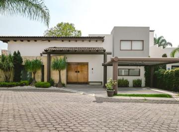 Casa · 555m² · 4 Recámaras · 2 Estacionamientos · Casa en Venta en Zona Calzada Zavaleta