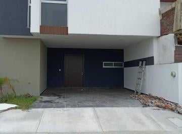 Casa · 162m² · 3 Recámaras · 2 Estacionamientos · Casa en Venta en Fraccionamiento Lomas de La Rioja