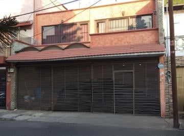 Casa · 227m² · 4 Recámaras · 2 Estacionamientos · Casa en Venta en Jardín Balbuena