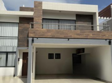 Casa · 190m² · 3 Recámaras · 2 Estacionamientos · Casa en Fraccionamiento Lomas del Sol