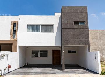 Casa · 244m² · 3 Recámaras · 3 Estacionamientos · Casa en Venta