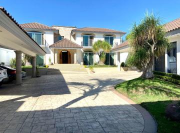 Casa · 900m² · 3 Recámaras · 6 Estacionamientos · Preciosa y Lujosa Casa en Zona Norte