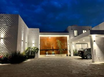 Casa · 1200m² · 4 Recámaras · 6 Estacionamientos · Casa - El Bosque Country Club en Campo de Golf con Vista Al Lago