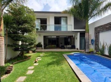 Casa · 480m² · 3 Recámaras · 2 Estacionamientos · Casa en Venta en Bosques del Refugio