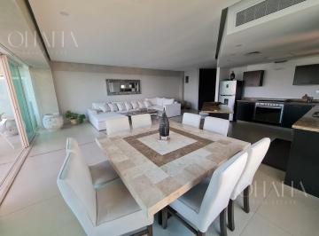 Departamento · 180m² · 2 Recámaras · 1 Estacionamiento · Departamento con Vista Al Mar en Cancun Towers