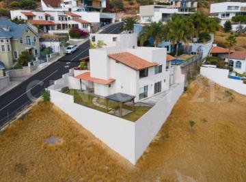 Casa · 500m² · 3 Recámaras · 3 Estacionamientos · Casa en Venta en El Pedregal de Querétaro