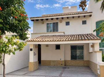 Casa de 3 habitaciones, León · Casa en Venta en Mayorazgo Residencial | Coto con Alberca y Gimnasio