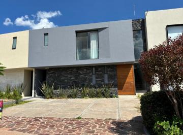 Casa · 197m² · 3 Recámaras · 3 Estacionamientos · Casa en Venta Altozano