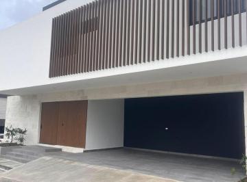 Casa · 465m² · 4 Recámaras · 3 Estacionamientos · Casa en Fraccionamiento Bosques de Las Misiones Sector Encino