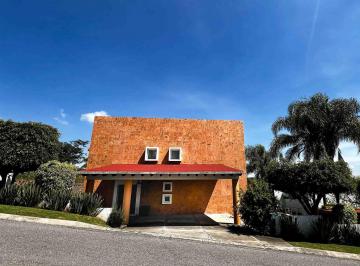 Casa · 315m² · 4 Recámaras · 2 Estacionamientos · Bonita y Funcional Casa en Ixtapan de La Sal