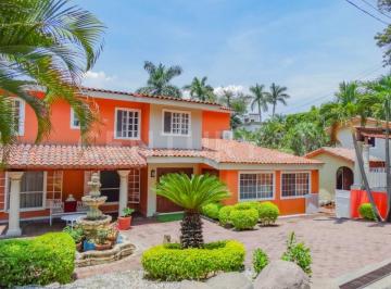 Casa · 597m² · 4 Recámaras · 12 Estacionamientos · Casa en Privada Tzompantle Av Palmira, Morelos