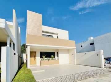 Casa · 182m² · 3 Recámaras · 2 Estacionamientos · Venta de Casa con Amenidades en Lomas del Dorado