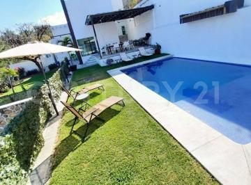 Casa · 229m² · 3 Recámaras · 3 Estacionamientos · Casa en Venta en Av Lago de Rodeo, Tequesquitengo, Morelos
