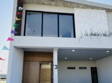 Casa · 248m² · 3 Recámaras · 2 Estacionamientos · Venta de Casa con Recámara en Planta Baja con Casa Club en Punto Lomas