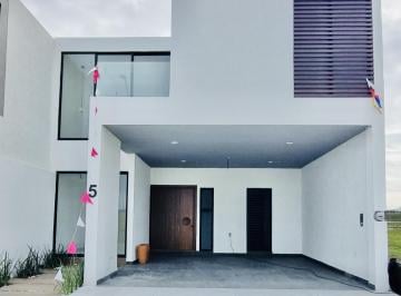 Casa · 248m² · 3 Recámaras · 2 Estacionamientos · Venta de Casa con Recámara en Planta Baja, Alberca y Casa Club en La Riviera