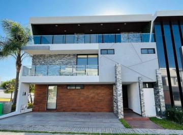 Casa en condominio de 4 habitaciones, San Andrés Cholula · Casa en Venta en Esquina, Parque Guanajuato Lomas de Angelópolis Cascatta