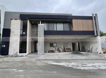 Casa · 465m² · 4 Recámaras · 3 Estacionamientos · Casa en Venta en Yerbaniz