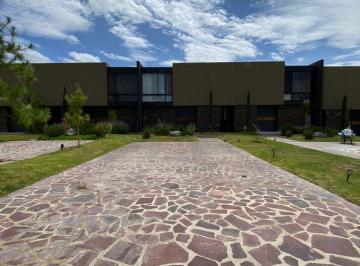 Casa · 140m² · 3 Recámaras · 6 Estacionamientos · Renta de Casa en La Campiña del Bosque Modelo Villa Hermes de 320 m² Terreno