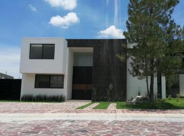 Casa · 400m² · 3 Recámaras · 4 Estacionamientos · Renta de Casa Nueva en La Campiña del Bosque con Recamara en Planta Baja