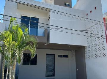Casa · 174m² · 3 Recámaras · 2 Estacionamientos · Casa en Col. Loma Alta