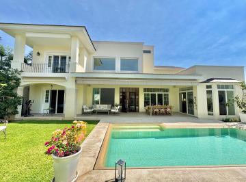 Casa de 4 habitaciones, Cuernavaca · Venta Espectacular Casa en Fraccionamiento Mascareño