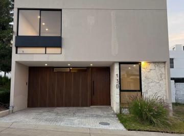 Casa · 228m² · 3 Recámaras · 2 Estacionamientos · Casa en Venta en Capital Norte