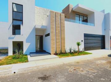 Casa · 4 Recámaras · 1 Estacionamiento · Casa en Venta en Fracc Lomas del Dorado