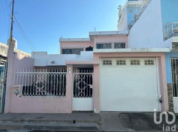 Casa · 160m² · 5 Recámaras · 1 Estacionamiento · En Venta Casa de Dos Niveles, Fraccionamiento Jacarandas Mazatlán, Sinaloa.