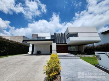 Casa · 535m² · 4 Recámaras · 4 Estacionamientos · Casa Moderna en Venta Para Inversionistas con Terraza y Amplio Jardín, El Campanario