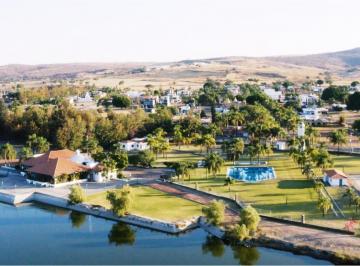 Casa · 900m² · 6 Recámaras · 2 Estacionamientos · Casa - Colinas de Cajititlan