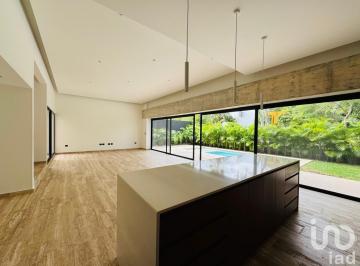 Casa · 455m² · 4 Recámaras · 3 Estacionamientos · Casa en Residencial Lagos del Sol