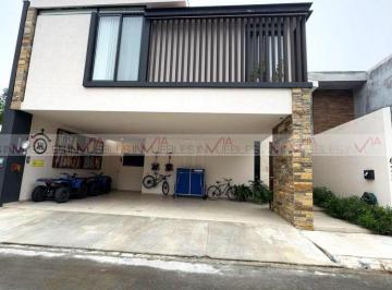 Casa · 487m² · 3 Recámaras · 3 Estacionamientos · Casa en Venta en Monterrey